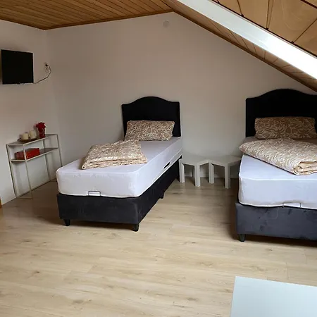 Berghuelen Zimmer דירה *