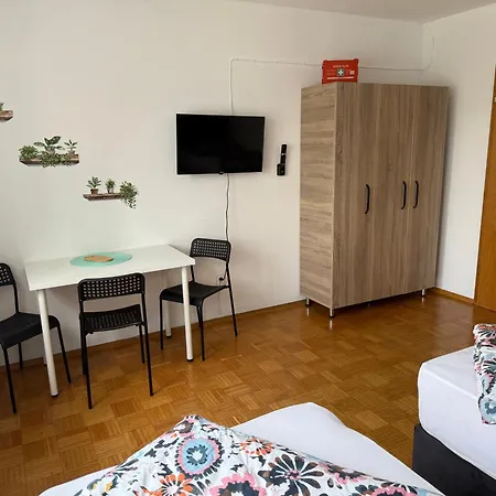 Berghuelen Zimmer דירה